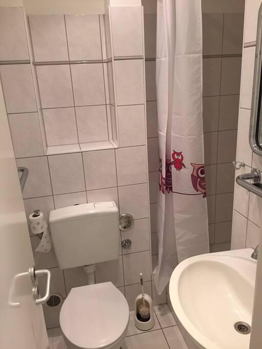 Kleines Bad mit Dusche