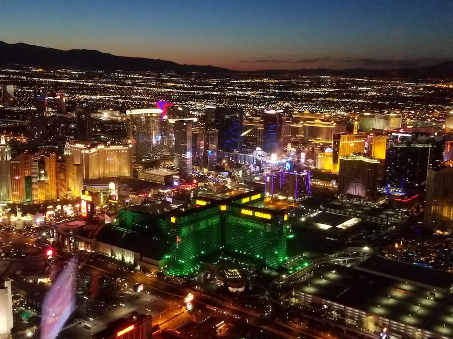 pic from AirWorks helicopter tour (I HIGHLY recommend!!)
Want some other ideas for a UNIQUE and UNFORGETTABLE Vegas experience? Just ask!! =)