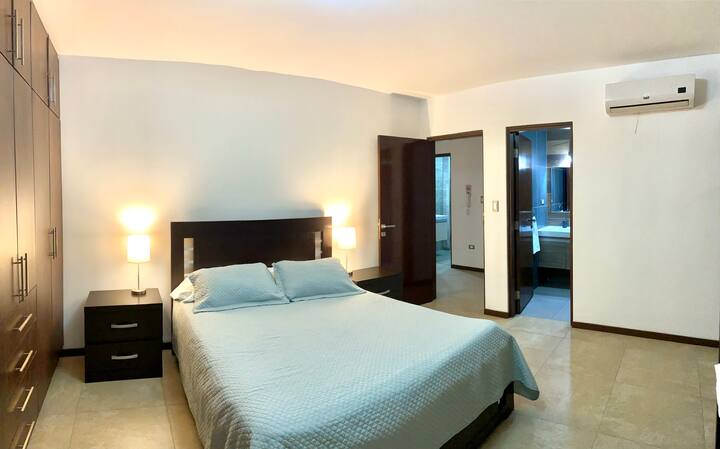 ES: Dormitorio Suite - cama queen con baño privado
EN: Master room - queen bed with private in room bathroom