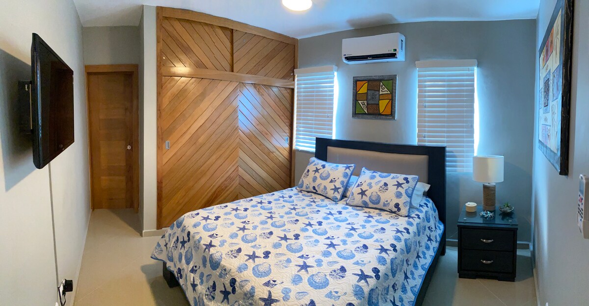 Hlavná spálňa s manželskou posteľou a 32-palcovou TV