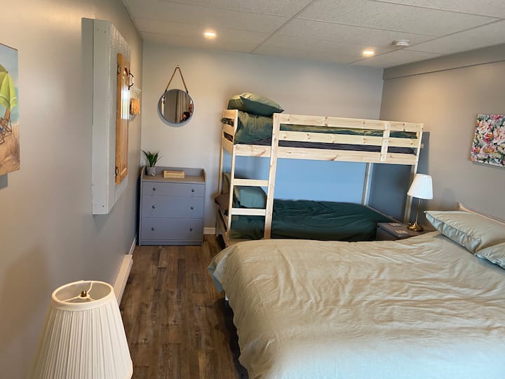 ห้องนอน 3. เพิ่มความสวยงามในปี 2022 ของการปรับปรุงชั้นล่างด้วยห้องนอนนี้พร้อมเตียงควีนไซส์และเตียงสองชั้นเพื่อความยืดหยุ่นเป็นพิเศษห้องนอนนี้มองตรงไปยังทะเลสาบ