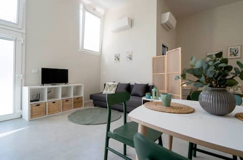 Studio-Noce All-in-Bathroom,Kitchen; sleeping area.