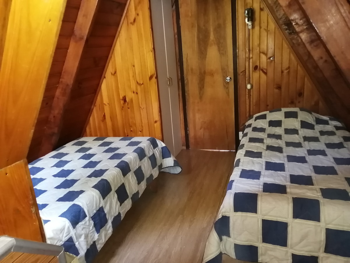 Dhomë vizitorësh me dy krevate 