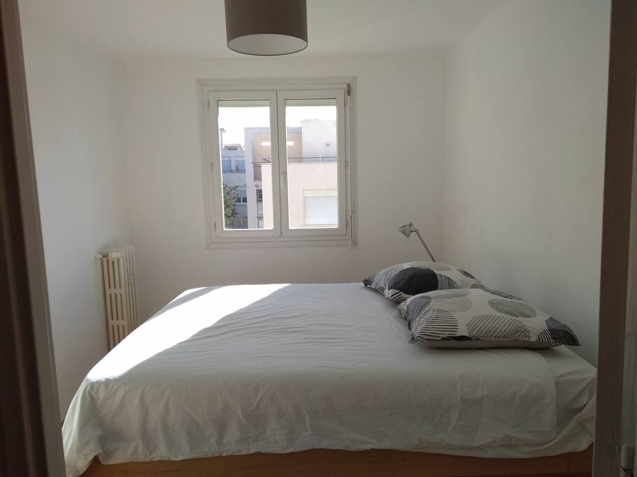 La chambre que je loue. Le lit est haut. Commode pour ranger les affaires.