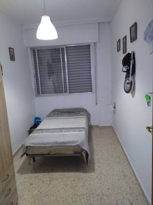 Habitación individual armario y cerradura.