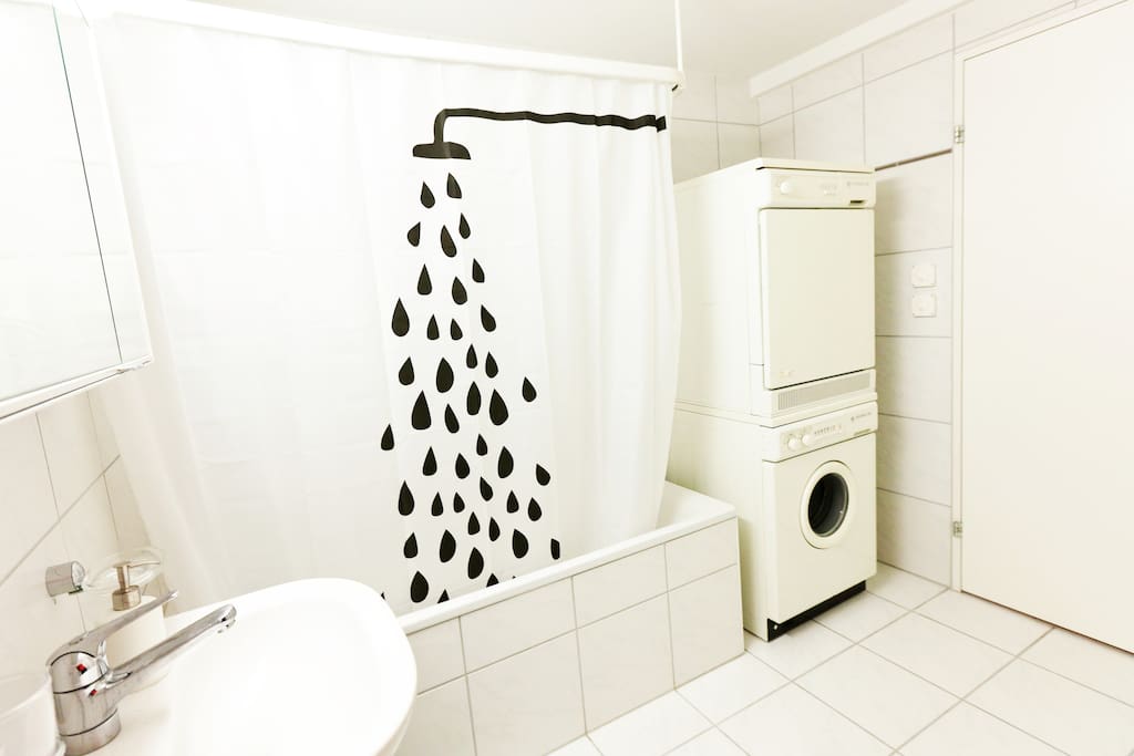 Bathroom with wash machine and dryer