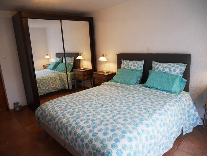 带大衣柜的卧室