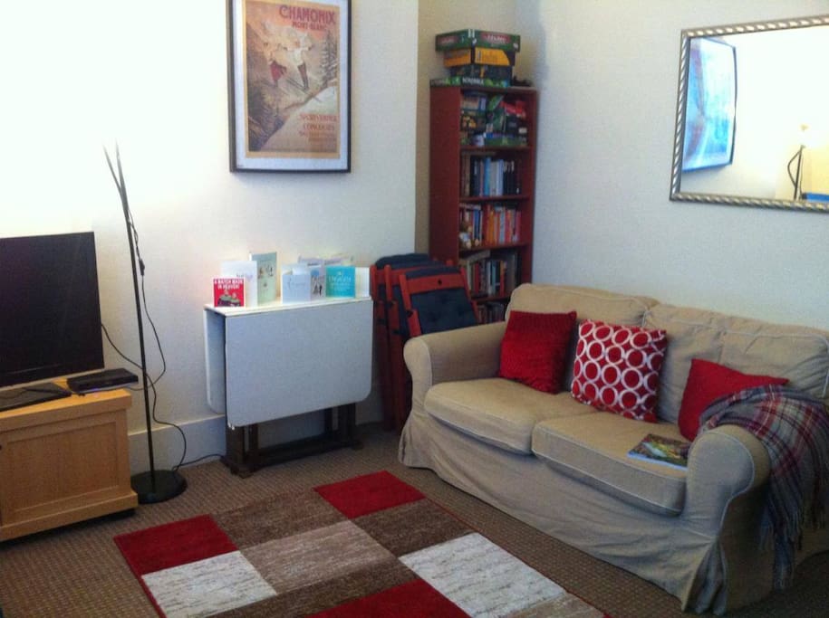 Living room pic 2 (space for double airbed which is provided)