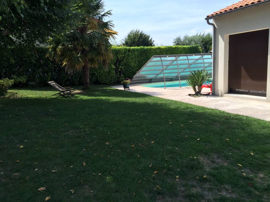 Jardin et piscine avec balençoire pour enfants