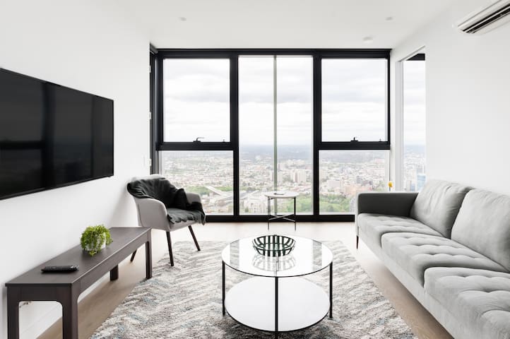 75th-Floor CBD Penthouse Suite with Pool & Parking