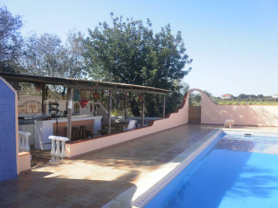 Great pool and welcoming self-operated pool bar