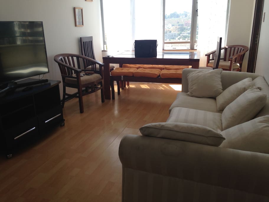 Living y comedor con vista al mar