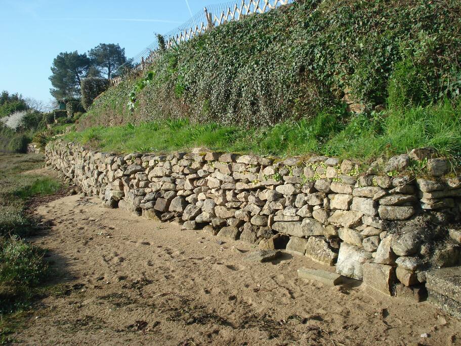 Petite plage au bout du jardin