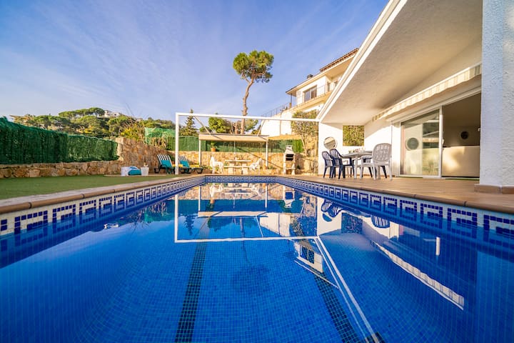 Villa Natura – Beachfront, BBQ, Pool & A/C