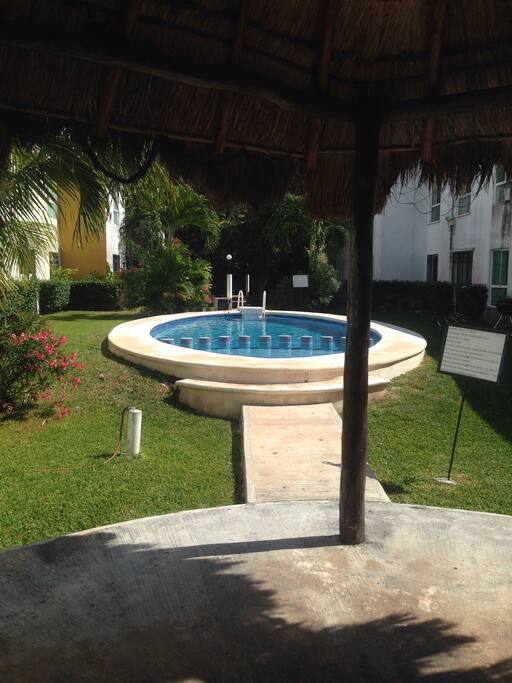 Jardines y alberca