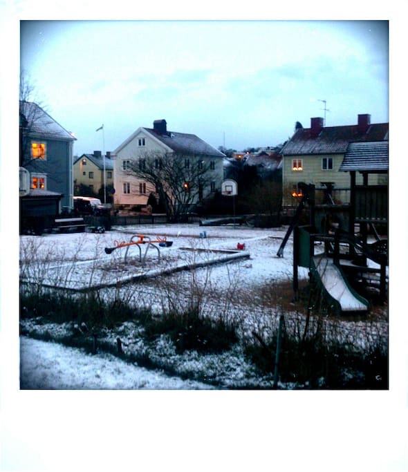 lekplats framför dörren