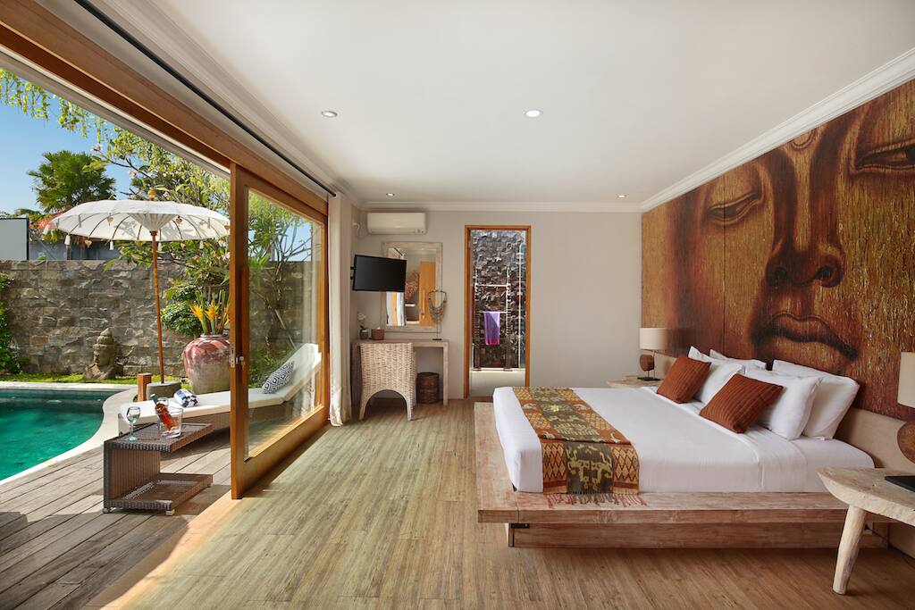 1 of 3 well designed bedrooms with access in the pool