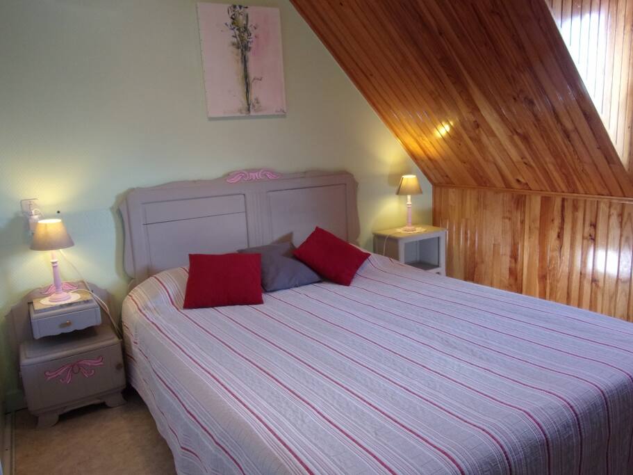 La chambre meublée d'un grand lit de 160 x 200 modulable en 2 lits de 80 x 200.