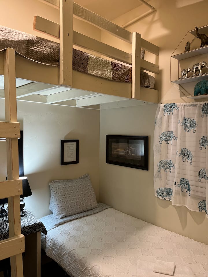 Chumba cha ghorofa a. Kila chumba cha ghorofa kina vitanda viwili virefu vya ziada.