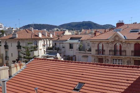 COSY FLAT IN  CITY CENTER,  WITH AIR CONDITIONING.