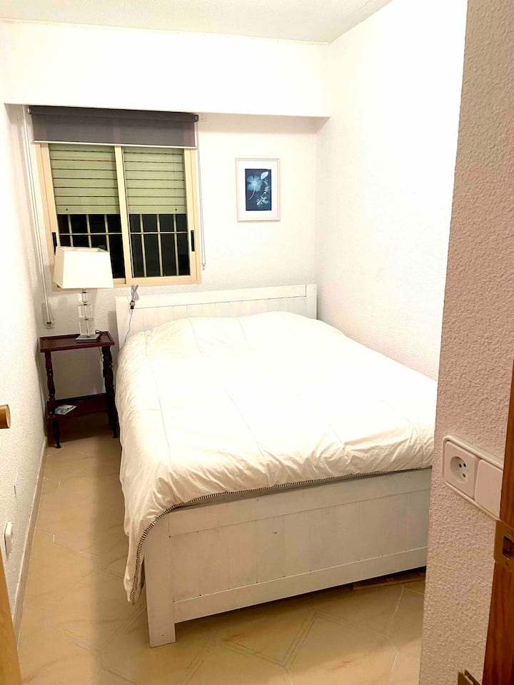 חדר שני עם מיטה זוגית 1.40 עם מאוורר על התקרה וארון מובנה