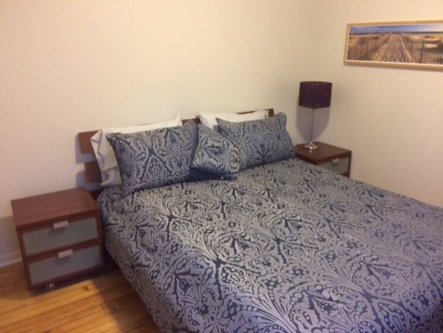 Guest Bedroom
(queen size bed)