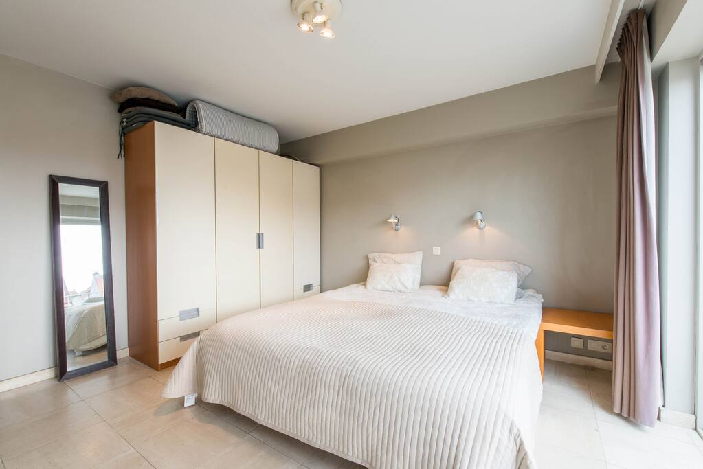 The nice and comfortable bed is the perfect setting for a romantic week-end