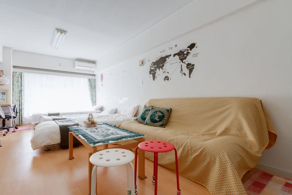 3 single beds and 1 sofa 3張單人床和1張沙發