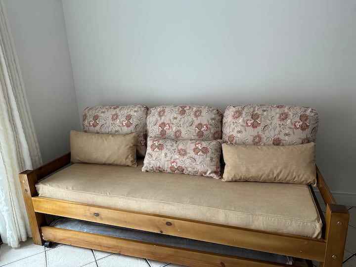 客厅里有一张沙发床