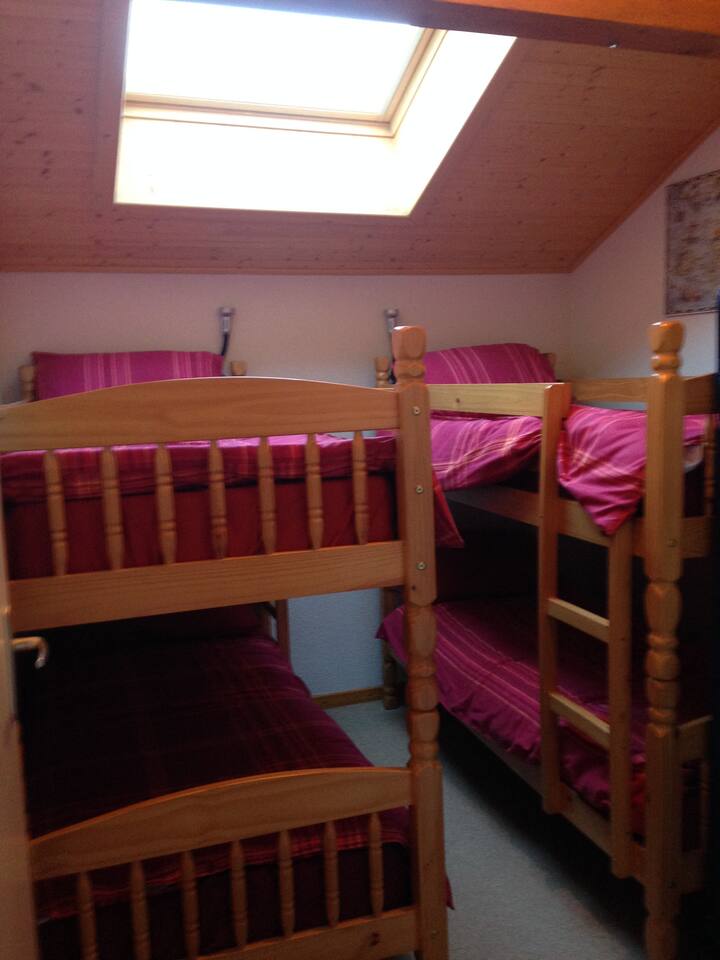 Spavaća soba 3 s 2 x kreveta na kat za 4 osobe