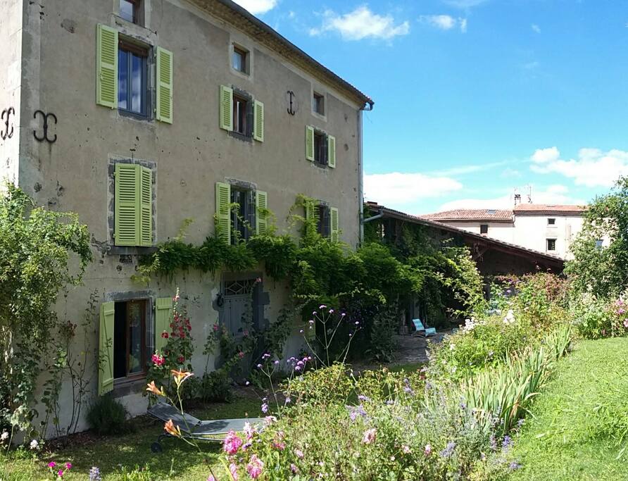 Maison typique de la Toscane d'Auvergne avec la génoise sous toiture