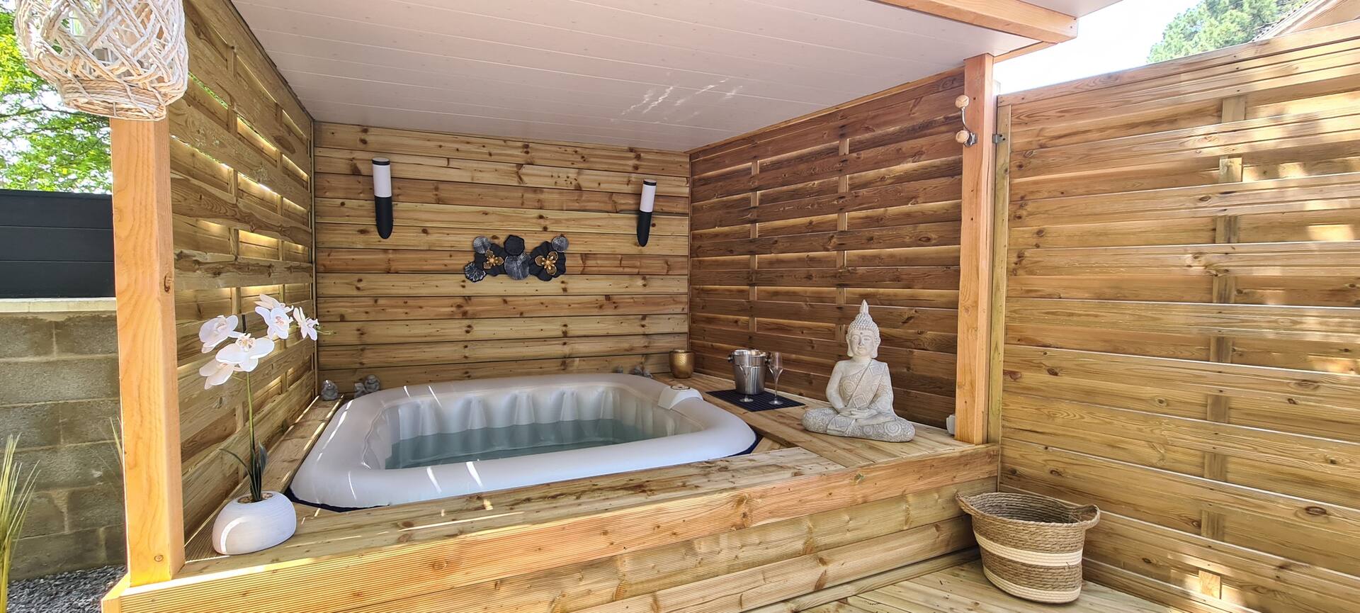 Chalet with jacuzzi, starting at 99 euros per night.