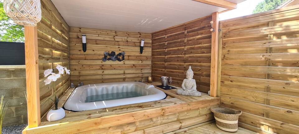 Chalet with jacuzzi, starting at 99 euros per night. — photo 1