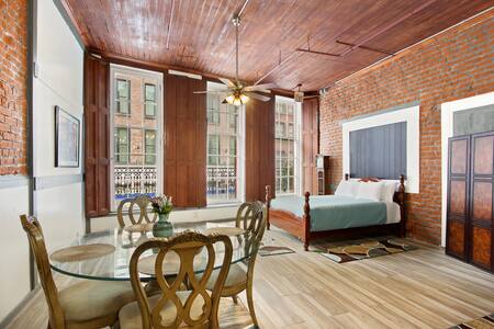 Downtown New Orleans Balcony Loft 2 Min Walk to FQ