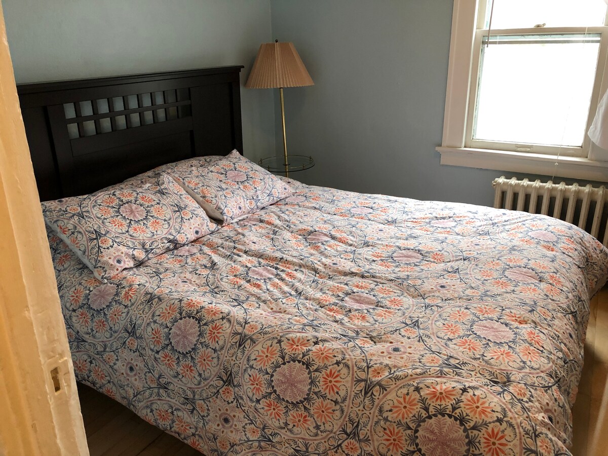 ห้องนอนที่สองพร้อมเตียงควีนไซส์