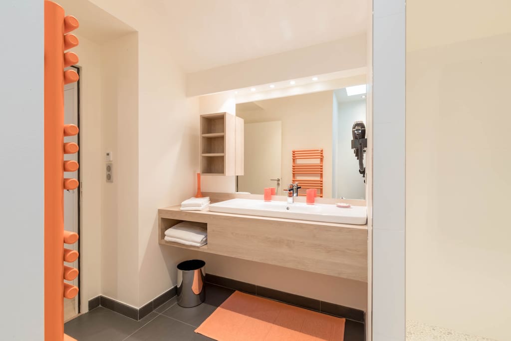 SALLE DE BAIN
CHAMBRE 2