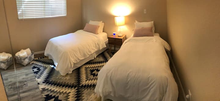 ห้องนอนสำหรับผู้เข้าพักพร้อมเตียงเดี่ยวสองเตียงที่สามารถเปลี่ยนเป็นเตียงคิงไซส์ได้ตามคำขอ