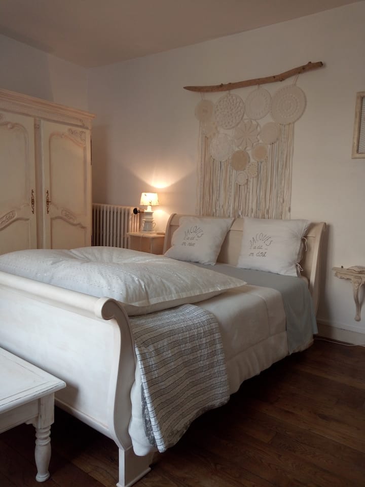 Habitación del lado del castillo.
Cama de 140