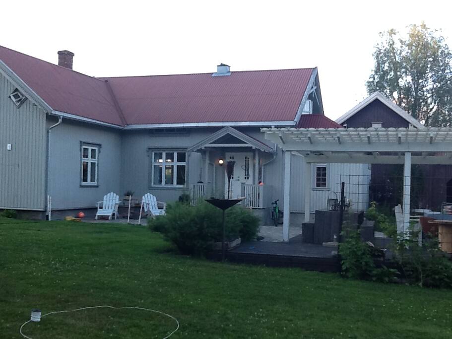 På oversiden av huset. Hovedinngang.
