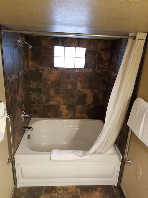 Jetted bathtub/Shower