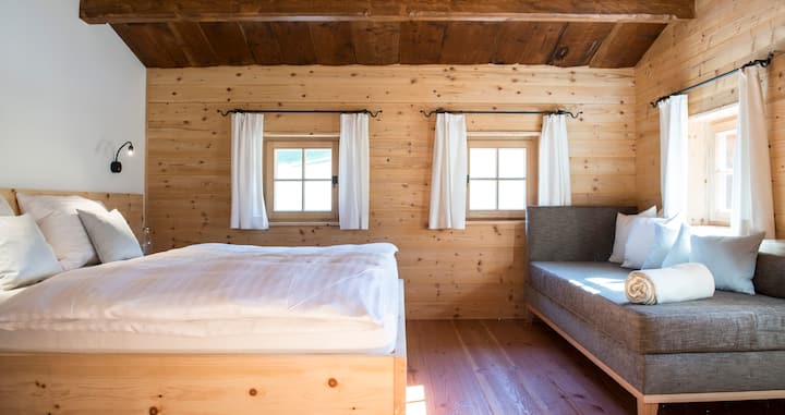 בקומה העליונה של הבית יש 4 חדרי שינה ו -2 חדרי אמבטיה.