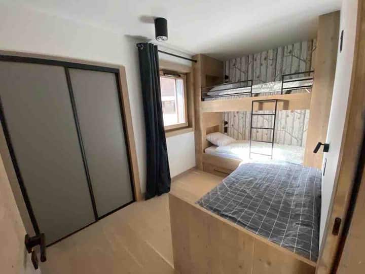 Chumba cha kulala chenye kitanda 1 cha mtu mmoja na vitanda 2 vya ghorofa na kabati 