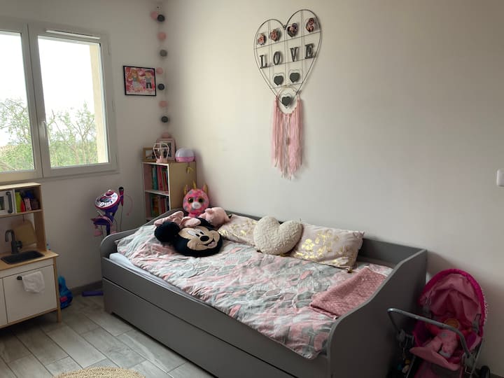 Dormitorio para niños con cama en el cajón