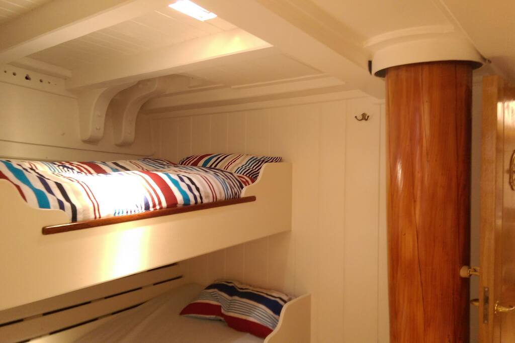 Forward cabin, starboard side