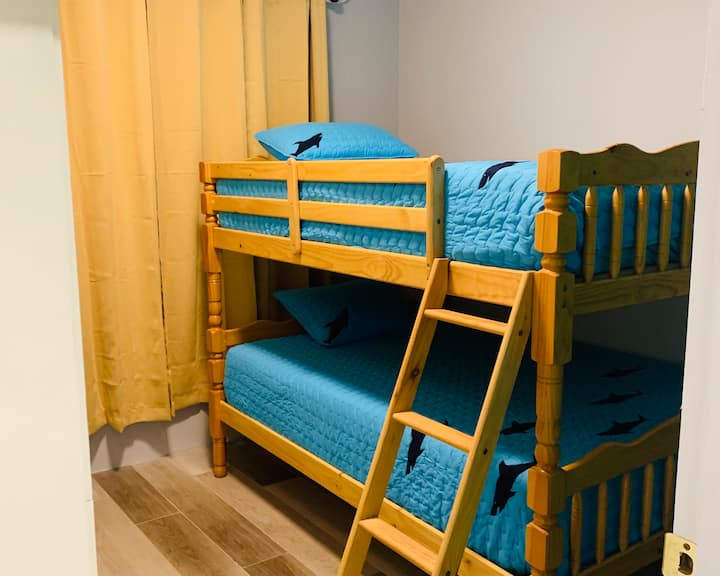 ห้องนอน 3 พร้อมเตียงสองชั้นเต็มรูปแบบ 