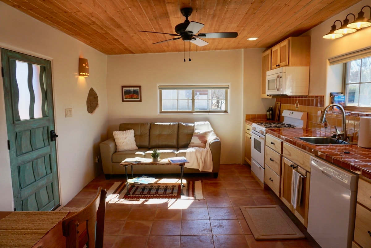 Основна всекидневна с кожен разтегателен диван