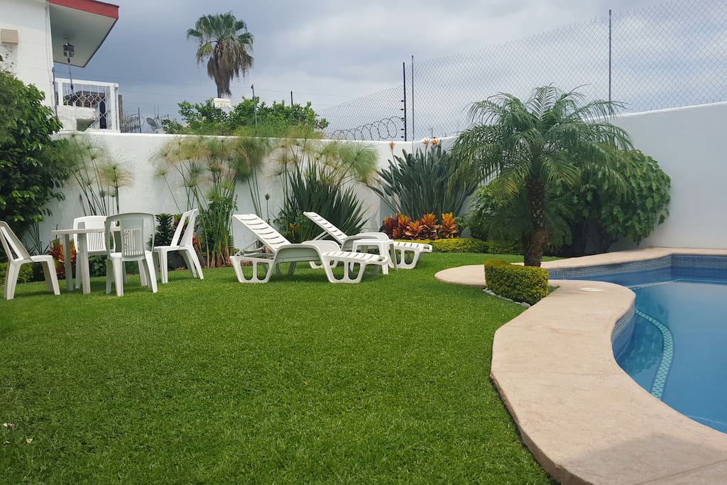 Jardín y alberca