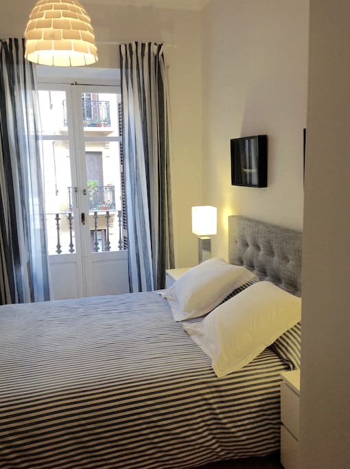 Habitación matrimonio con baño en suite y balcón a la calle