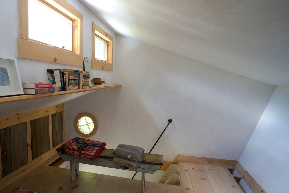 The upstairs loft in Pachinko Cabin.