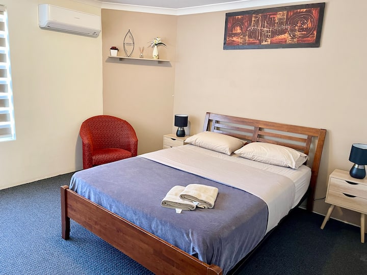 Главна спалня с балкон

1 x голямо двойно легло (сън 2)